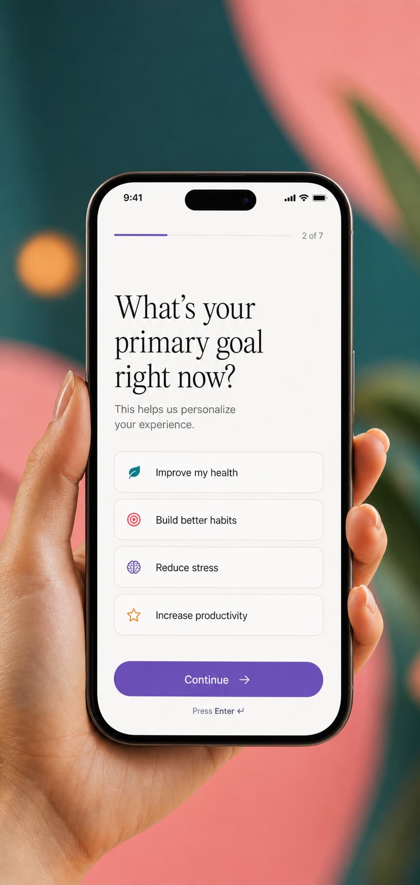 Un smartphone tenu par une main affiche une interface de quiz Typeform épurée avec une seule question, typographie élégante sur fond dégradé, arrière-plan flou coloré aux formes géométriques douces.