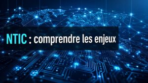 Réseau numérique lumineux affichant des nœuds et des circuits interconnectés, sur fond bleu foncé et cyan, avec le texte 'NTIC : comprendre les enjeux' superposé sur une surcouche sombre semi-transparente.